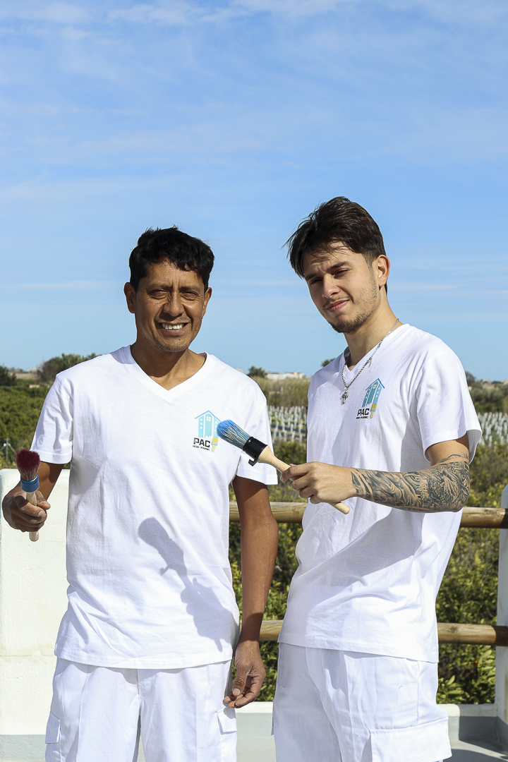Dos profesionales de PAC Pintura con sus herramientas